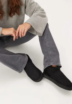 Glasgow Sheepskin Boots