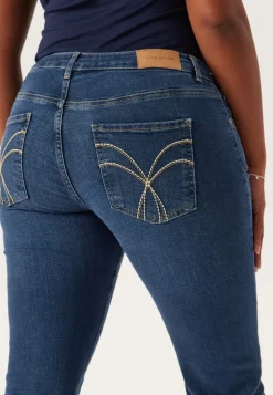 Low Embroidery Pocket Jeans
